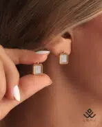 گوشواره طلا میخی سنگ مستطیلی کوچک سفید - Image 2