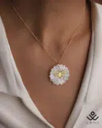 آویز طلا گل صدفی با پروانه - Image 2