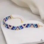 دستبند طلا و میوکی مثلثی آبی با آویز سکه - Image 2