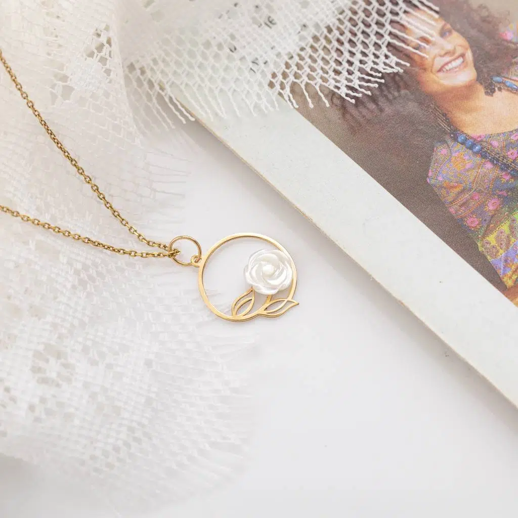 آویز طلا گل رز صدفی دایره‌ای - Image 2