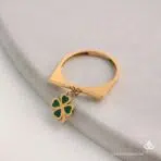 انگشتر طلا با آویز شبدر میناکاری - Image 2