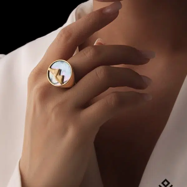 انگشتر طلا طرح کوه سنگ آبی 7رنگ