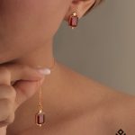 گوشواره طلا میخی انار با سنگ مستطیلی بزرگ قرمز