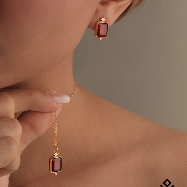 گوشواره طلا میخی انار با سنگ مستطیلی قرمز