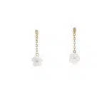 گوشواره میخی با آویز گل صدفی