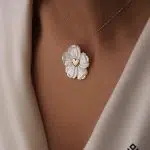 آویز طلا گل صدفی با قلب برجسته