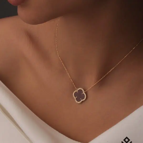 گردنبند طلا ونکلیف سنگ قهوه ای دور نگیندار