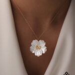 آویز طلا گل صدفی پروانه